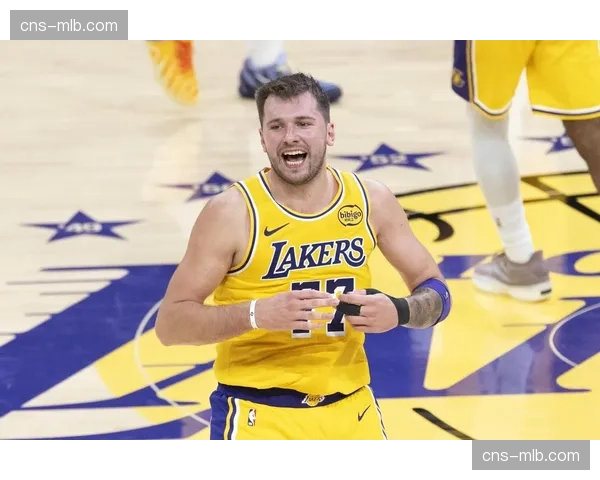 明日焦点战:独行侠vs快船,东契奇与莱昂纳德直接对话影响西部排名 明日焦点战:独行侠vs快船,东契奇与莱昂纳德直接对话影响西部排名