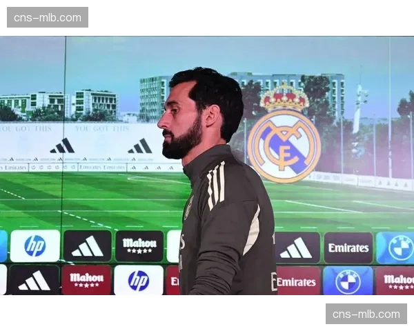 特写:VAR长时间介入,裁定皇马点球,伯纳乌现场一片哗然 特写:VAR长时间介入,裁定皇马点球,伯纳乌现场一片哗然